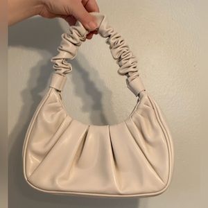 Crème shoulder purse! 🤍